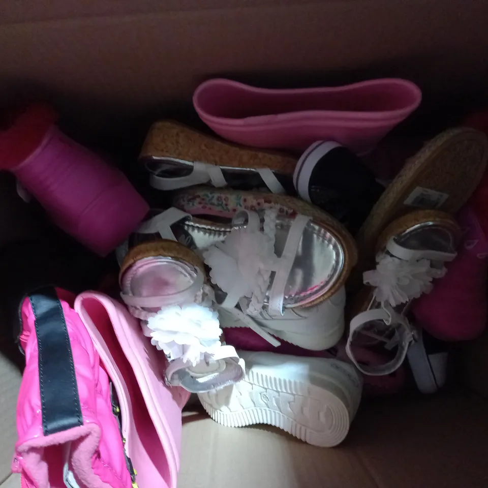 APPROXIMATELY 10 PAIRS OF ASSORTED KIDS SHOES IN VARIOUS STYLES AND SIZES 