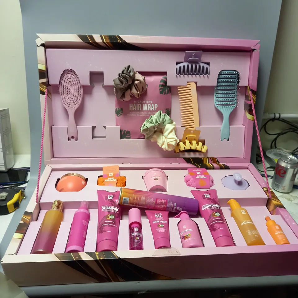 BOXED GIVE ME LOOKS AND GLOW BEAUTY CASE
