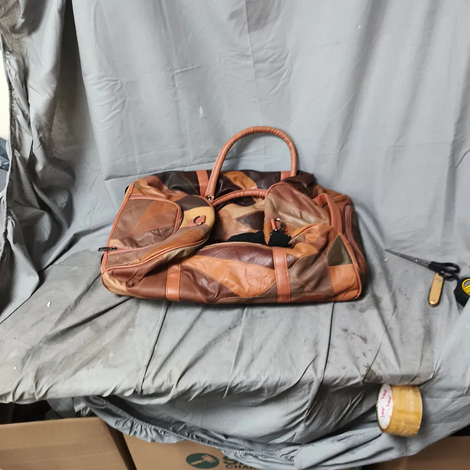 BROWN PATCHWORK LEATHER-LOOK DUFFLE BAG – TRAVEL LUGGAGE ON WHEELS