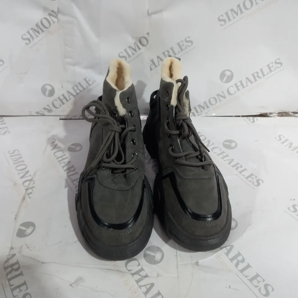 SAKTEOABRD C.1975 GREY WALKING BOOT SIZE 41