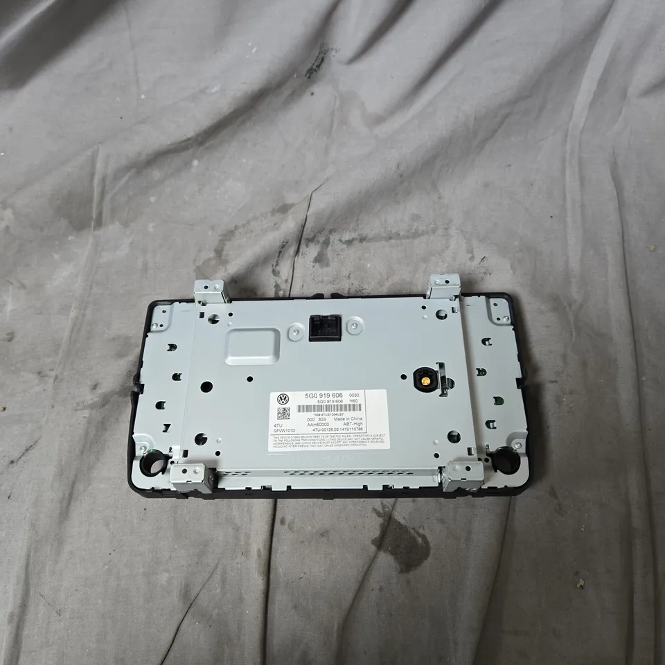 VOLKSWAGEN CAR STEREO / NAVIGATION HEAD UNIT