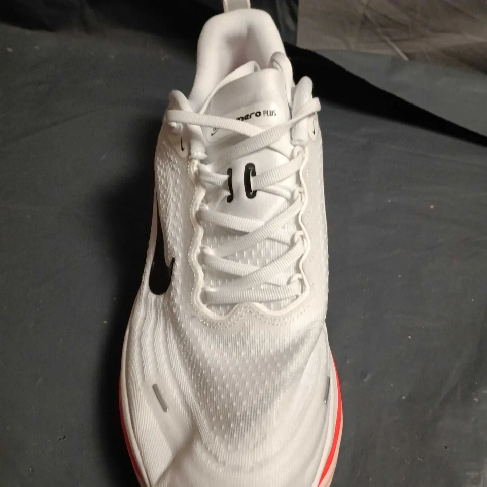 UNBOXED PAIR OF NIKE RUNNING SHOES – UK SIZE 8.5