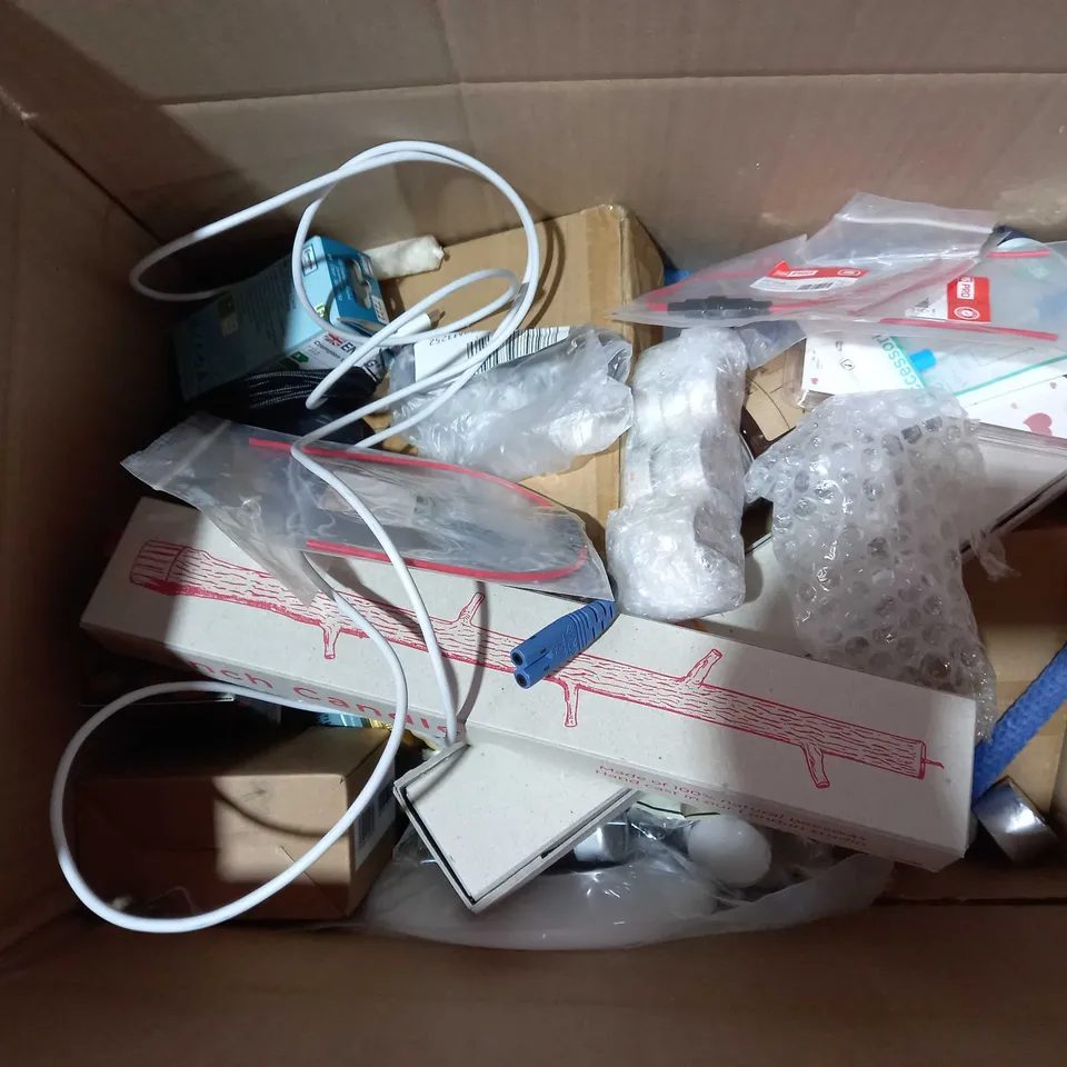 APPROXIMATELY 20 ASSORTED HOUSEHOLD ITEMS TO INCLUDE SCENTED CANDLES, LIHGT BULBS, EE HOME PHONE ADAPTERS, ETC