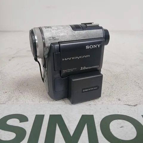 SONY HANDYCAM DCR-PC350E CAMCORDER WITH CARL ZEISS VARIO-SONNAR LENS & LI-ION BATTERY