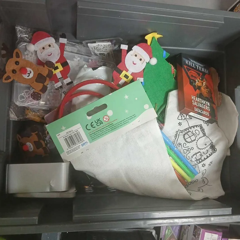 TOYS & GAMES ASSORTMENT TO INCLUDE; CHRISTMAS-THEMED PARTY FAVOURS AND SMALL GADGETS 