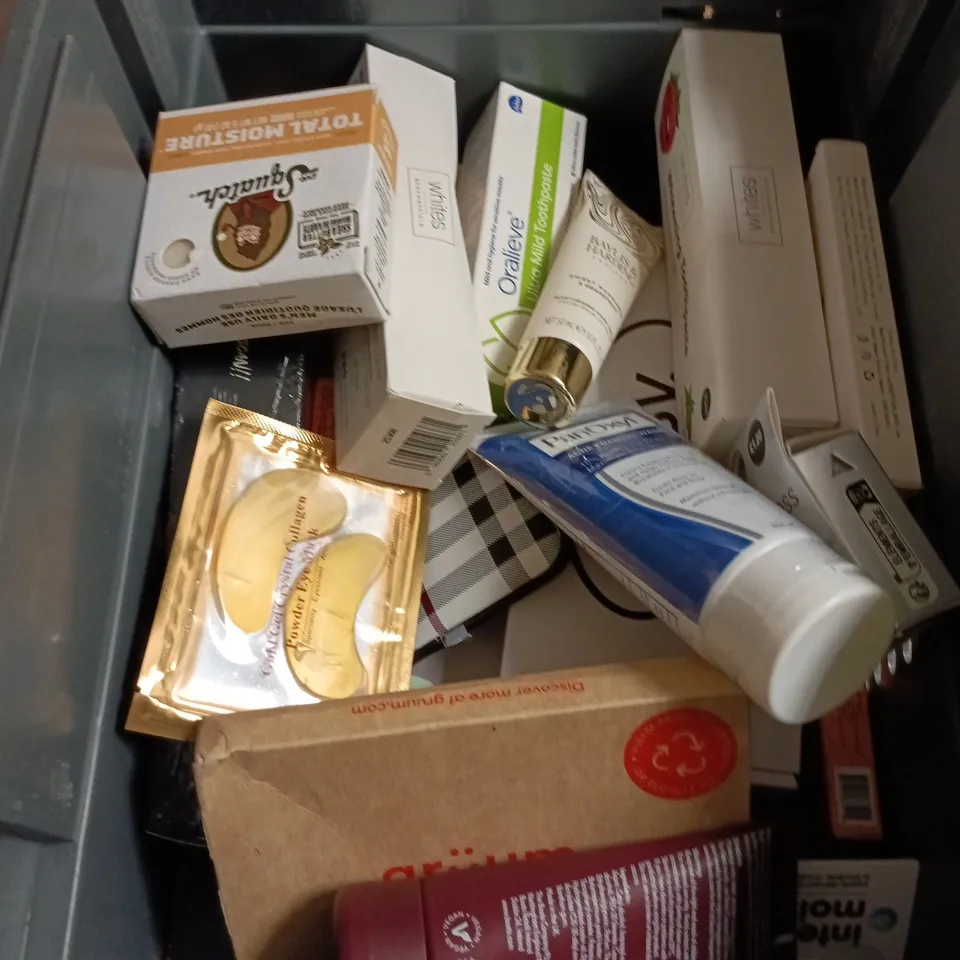 APPROXIMATEY 20 ASSORTED HEALTH AND BEAUTY PRODUCTS TO INCLUDE - ORAL B TOOTHBRUSH HEADS - PRESS ON NAILS AND WHITENING TOOTHPASTE