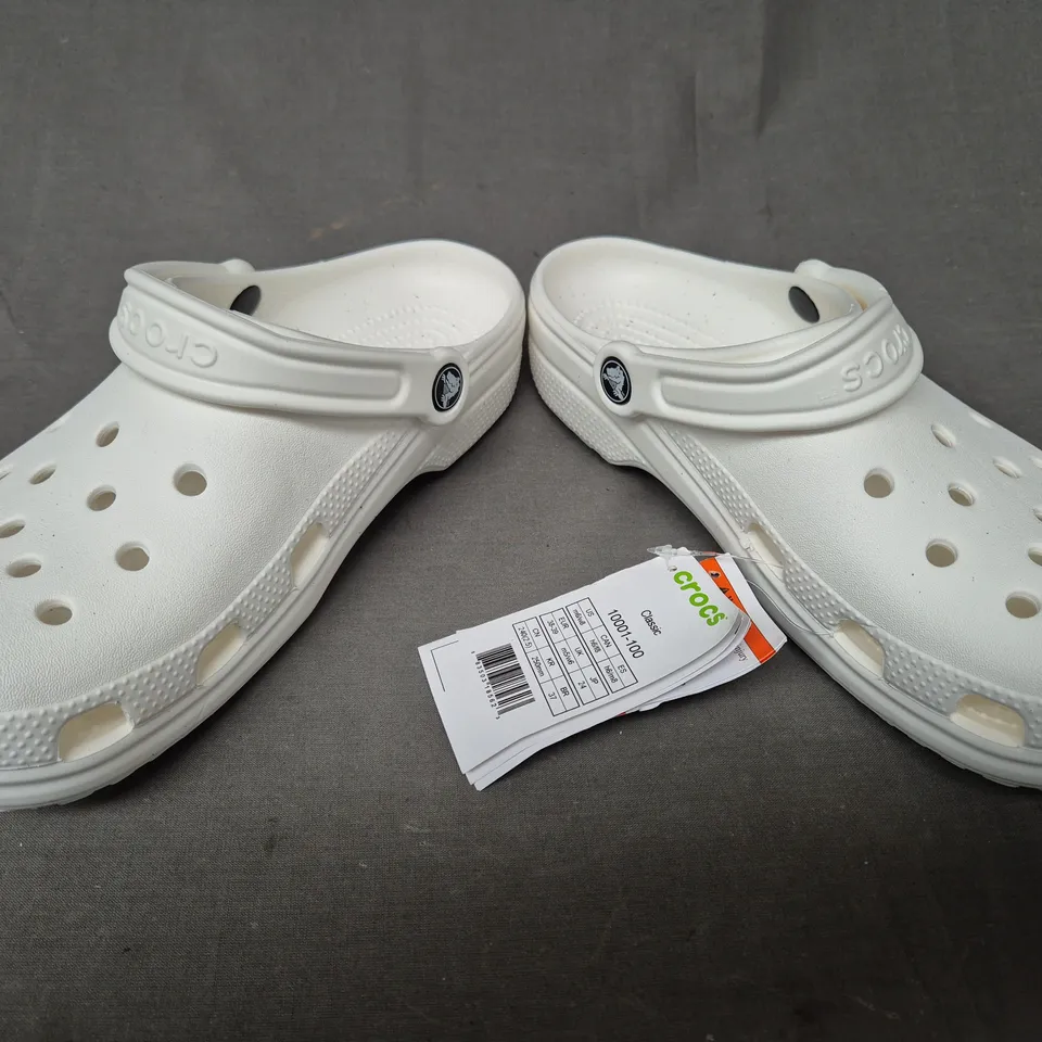 PAIR OF CROCS CLASSIC CLOGS IN WHITE UK SIZE M5/W6