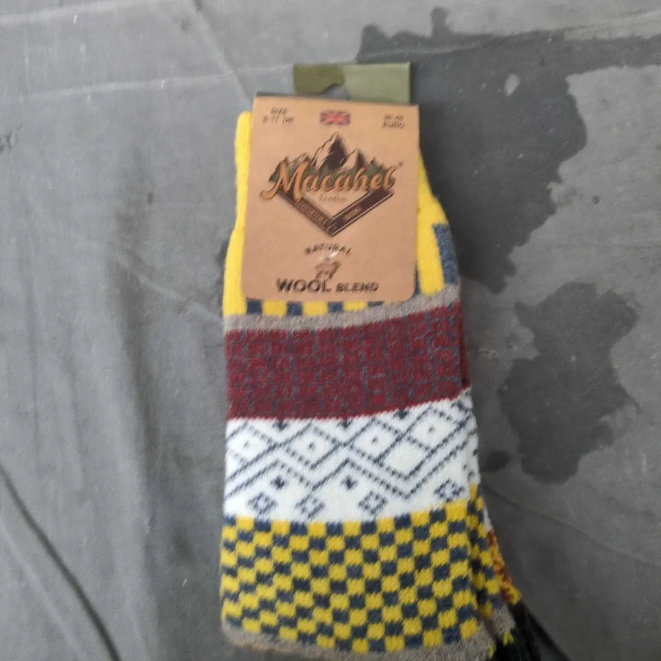 BOX OF APPROXIMATELY 25 ASSORTED CLOTHING ITEMS TO INCLUDE: WHITE BEANIE AND WOOL SOCKS