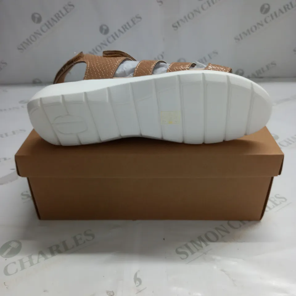 BOXED PAIR OF CUSHION WALK ONE TOUCH CLOSE SANDALS IN TAN - SIZE 7