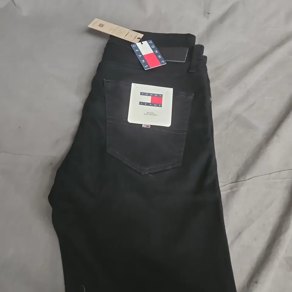 TOMMY JEANS AUSTIN SLIM TAPERED JEANS - BLACK - SIZE W34 X L32