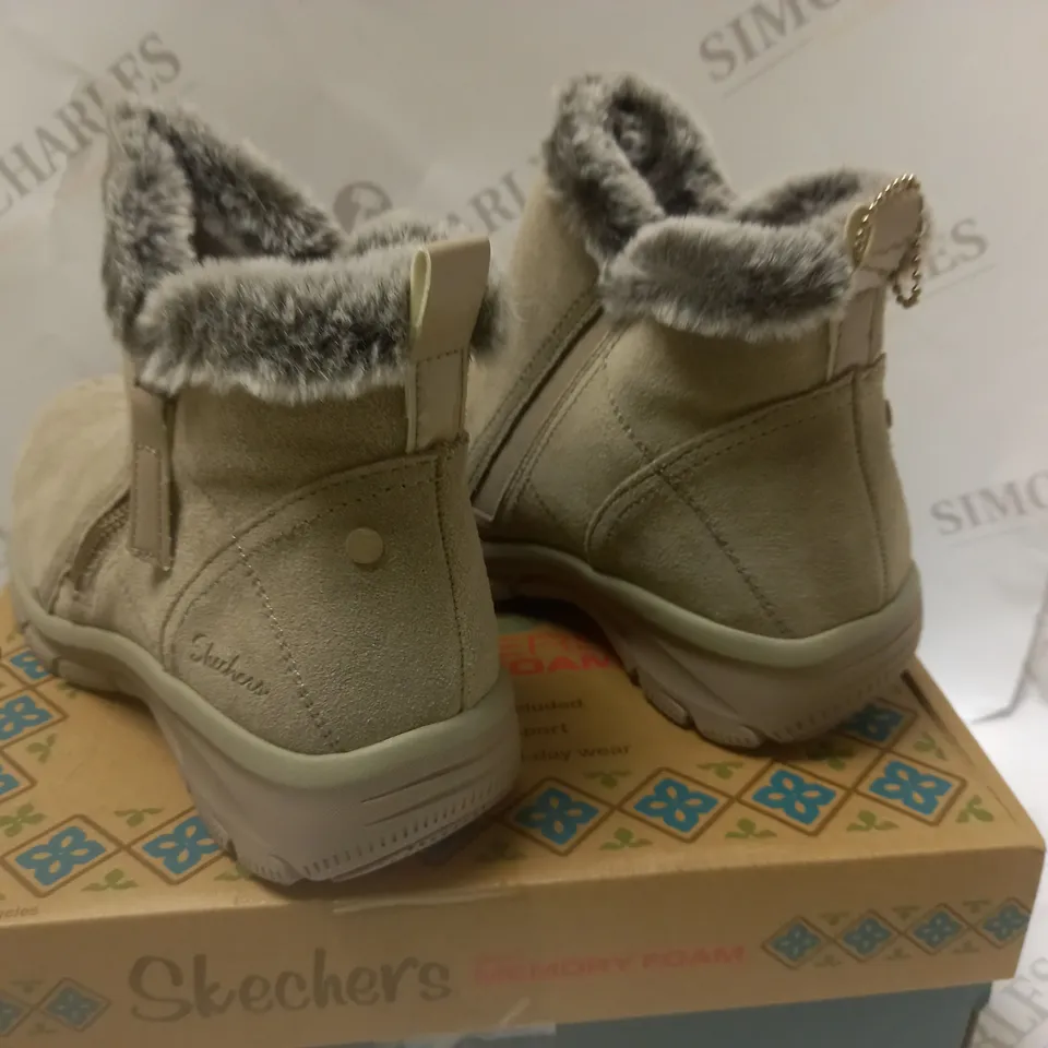 BOXED SKETCHERS MEMORY FOAM MUSHROOM HIGH ZIP BOOTS - SIZE 6