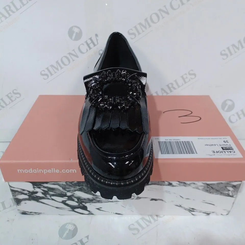 BOXED PAIR OF MODA IN PEELE CALLIOFE LOAFERS IN BLACK SIZE 6