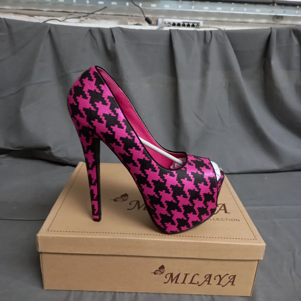 APPROXIMATELY 12 PAIRS OF WOMENS PINK PATTERN HIGH HEEL SHOES IN VARIOUS SIZES