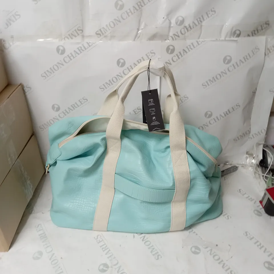 BOX OF APPROXIMATELY 40 ASSORTED HOUSEHOLD ITEMS TO INCLUDE BAGS, KEYBOARD, ORNAMENTS ETC 