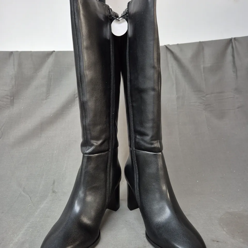 BOXED PAIR OF IN THE STYLE BLOCK HEEL KNEE-HIGH BOOTS IN BLACK UK SIZE 6