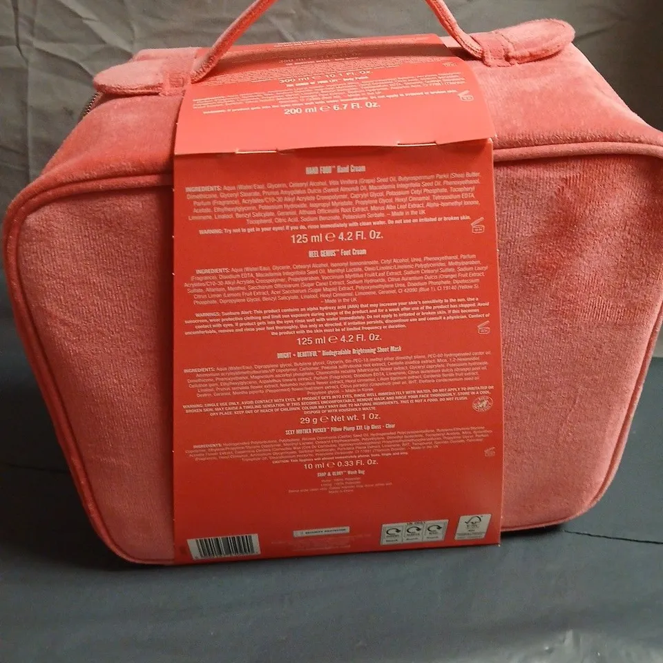 SOAP & GLORY THE GLAM-PACKED SHOWSTOPPER GIFT SET – PINK COSMETIC BAG