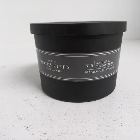 PECKSNIFF'S NO.5 AMBER & OUDWOOD FRAGRANCED CANDLE – BLACK TIN