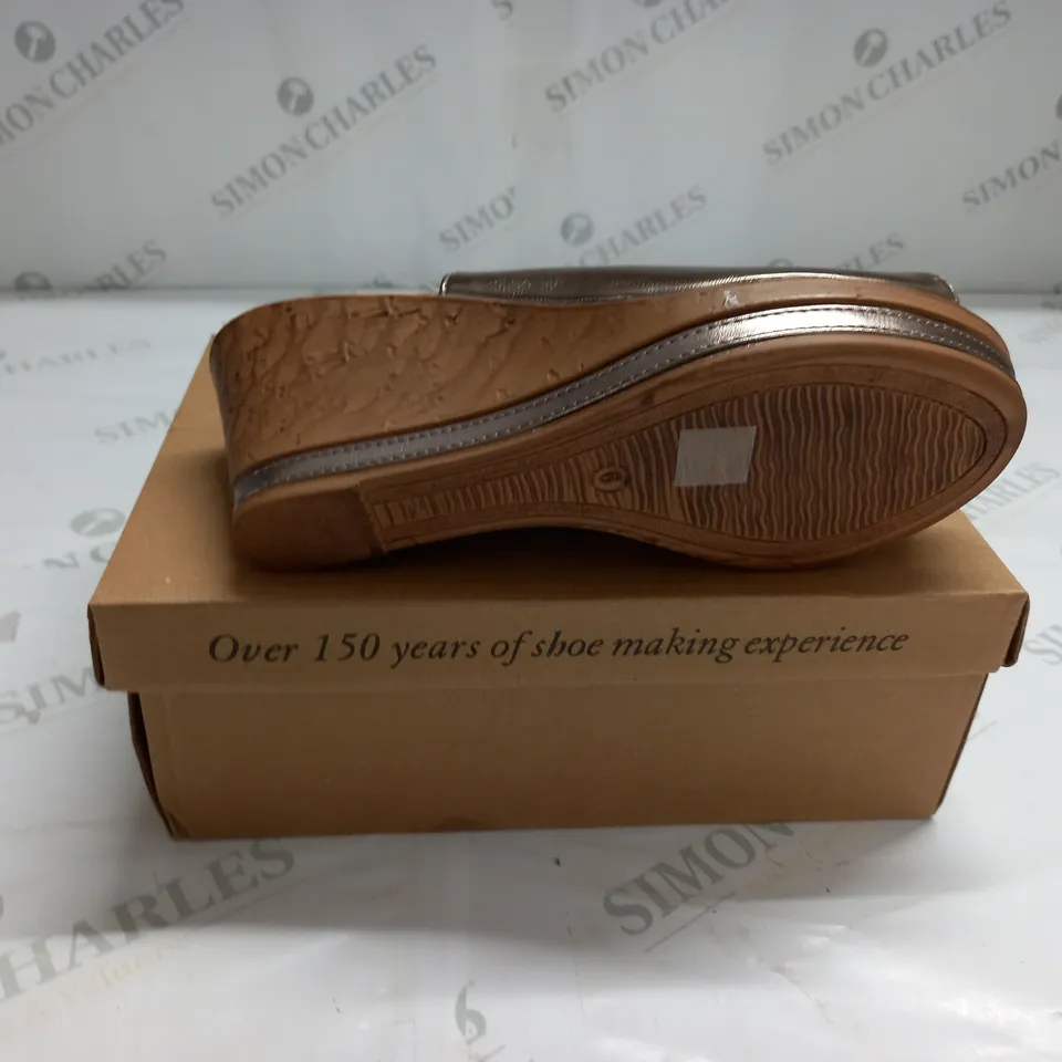 BOXED PAIR OF CUSHION WALK ONE TOUCH SNAKE WEDGE SHOES IN PEWTER - SIZE 6
