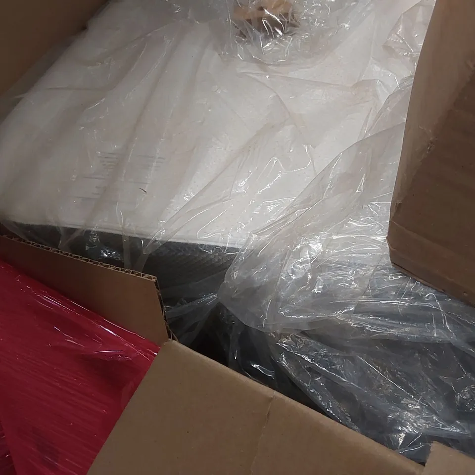 PALLET OF ASSORTED ITEMS TO INCLUDE: CHRISTMAS DEER LIGHTS, SIDE TABLE, BABY BATH, FOAM ROLLER, FOLDABLE MATTRESS ECT