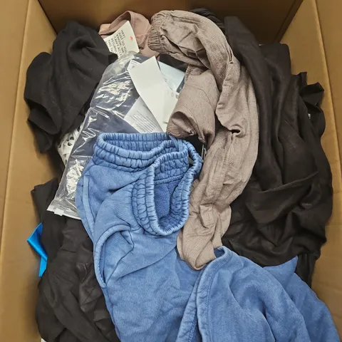 APPROX 20 ASSORTED CLOTHING ITEMS TO INCLUDE T-SHIRTS, DRESSES, SHORTS ETC