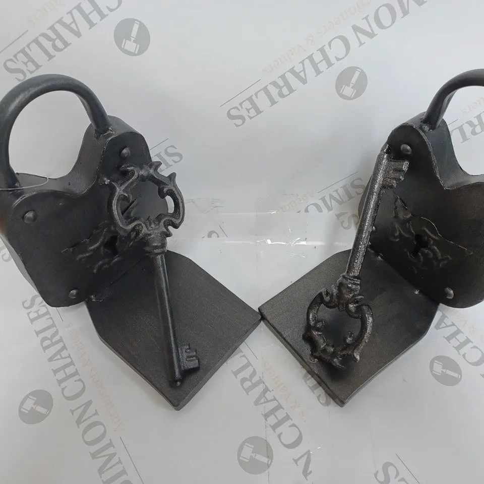 BOXED ONE WORLD TRADING VINTAGE STYLE KEY AND PADLOCK BOOKEND IN BLACK SET OF 2