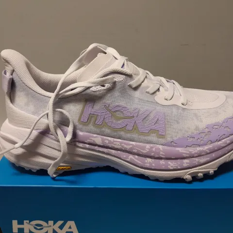 BOXED PAIR OF HOKA WOMENS SPEEDGOAT 6 TRAINERS IN PURPLE - UK 7