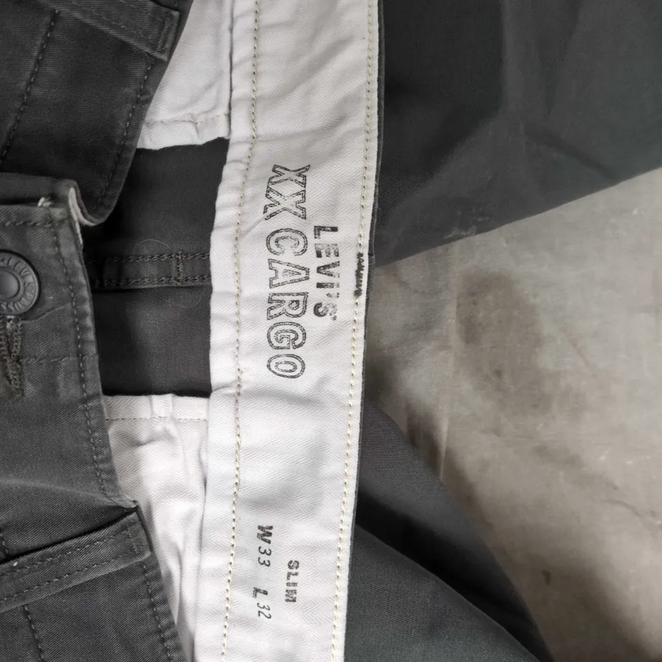 LEVI'S CARGO TROUSERS – MEN'S, DARK GREY, W33 L32
