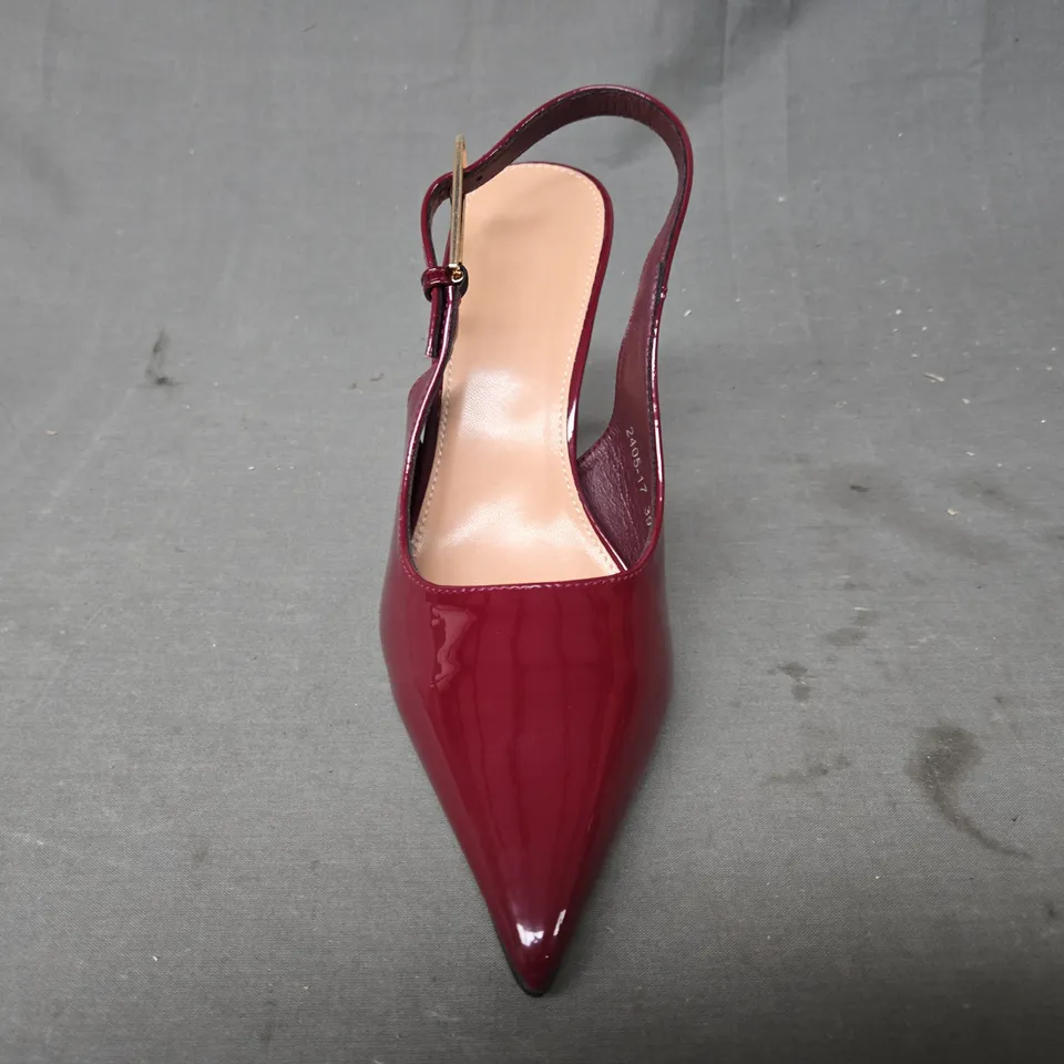 BOXED PAIR OF UNBRANDED POINTED TOE HEELED SHOES IN WINE RED EU SIZE 39