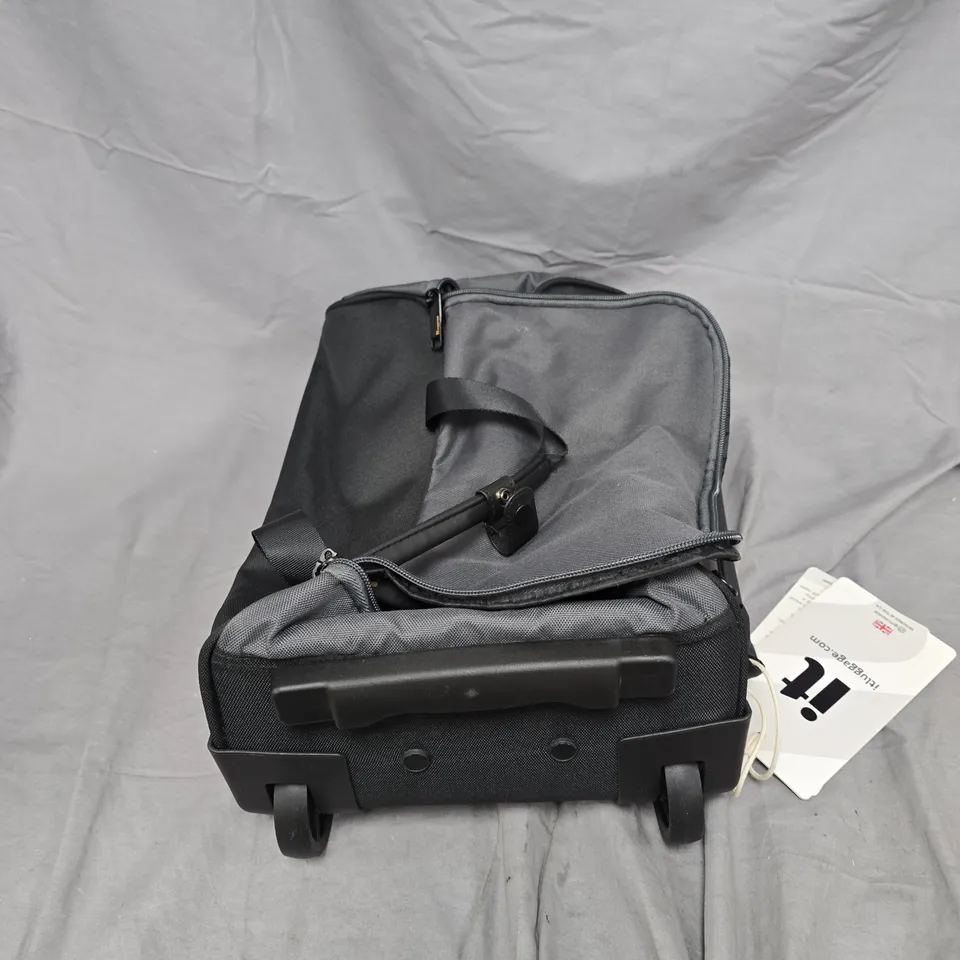 IT LUGGAGE CABIN BAG WITH WHEELS – BLACK TRAVEL CASE