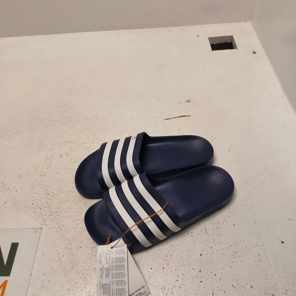ADIDAS ADILETTE AQUA NAVY SLIDE SANDALS – MEN’S UK 5 (EU 38) – WITH TAGS