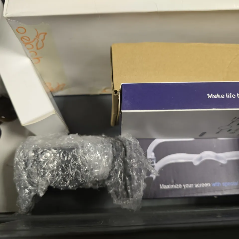 APPROXIMATELY 8 ASSORTED ITEMS TO INCLUDE - USB-C MULTIPORT HUB , DATA CABLE , DESKTOP GIMBAL ETC