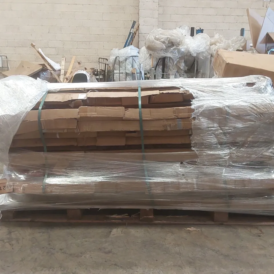 PALLET CONTAINING A VERY LARGE QUANTITY OF ASSORTED SHOWER SCREENS INCLUDING: FLUTED WETROOM GLASS, GRID WETROOM GLASS ECT