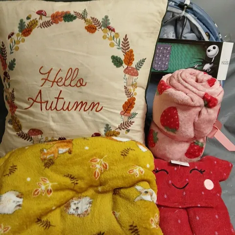 BOX OF APPROX 10 ASSORTED HOUSEHOLD ITEMS TO INCLUDE CUSHION, BLANKET, STRAWBERRY PONCHO, ETC