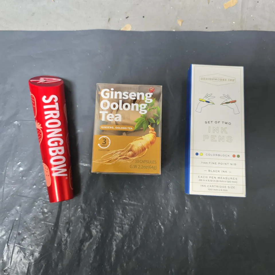 APPROXIMATELY 10 ASSORTED HOUSEHOLD ITEMS TO INCLUDE SET OF 2 INK PENS, GINSENG TEA CAPSULES & STRONGBOW STRAWBERRY BEER TAP HANDLE ETC
