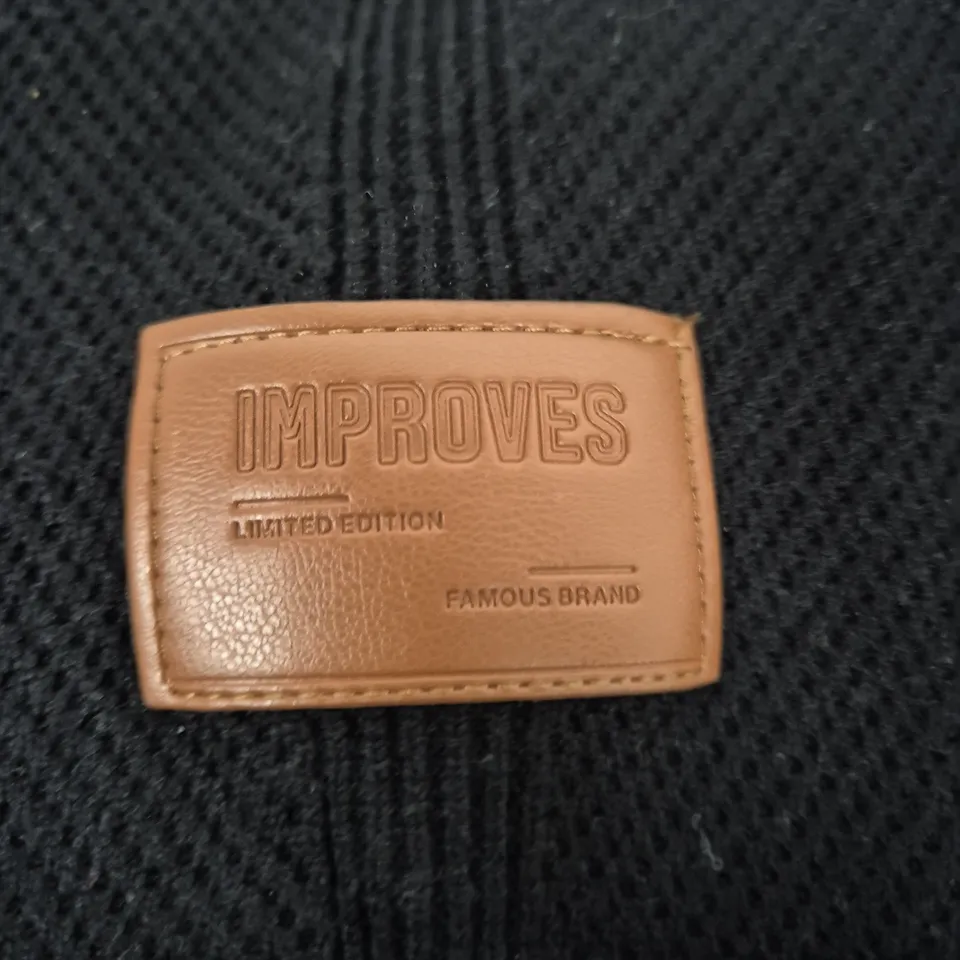 IMPROVES BLACK TEXTURED JUMPER WITH LOGO PATCH – UK 9-10 (130 CM)