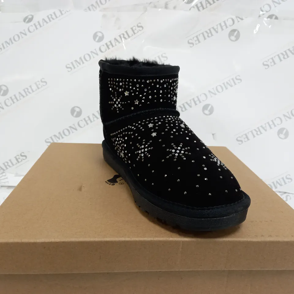 BOXED PAIR OF RIEKER SKEEPSKIN DETAILED ZIP BOOTS SIZE 4