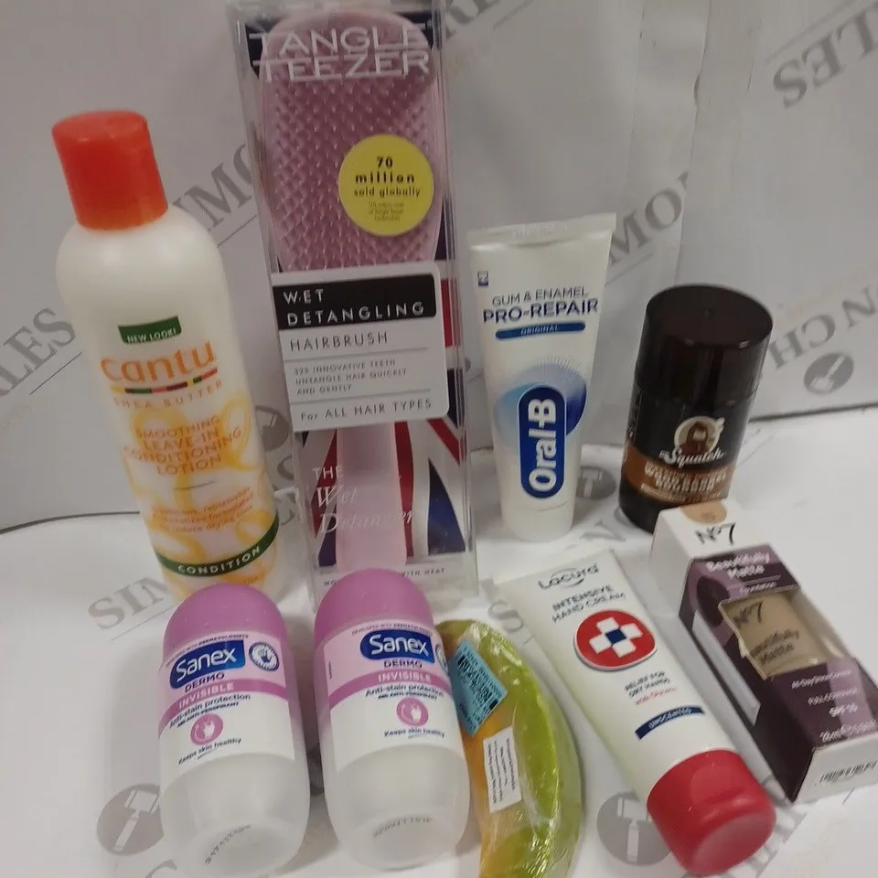 BOX OF APPROXIMATELY 20 ASSORTED ITEMS TO INCLUDE TANGLE TEEZER, SANEX DERMO, ORAL-B ORIGINAL ETC