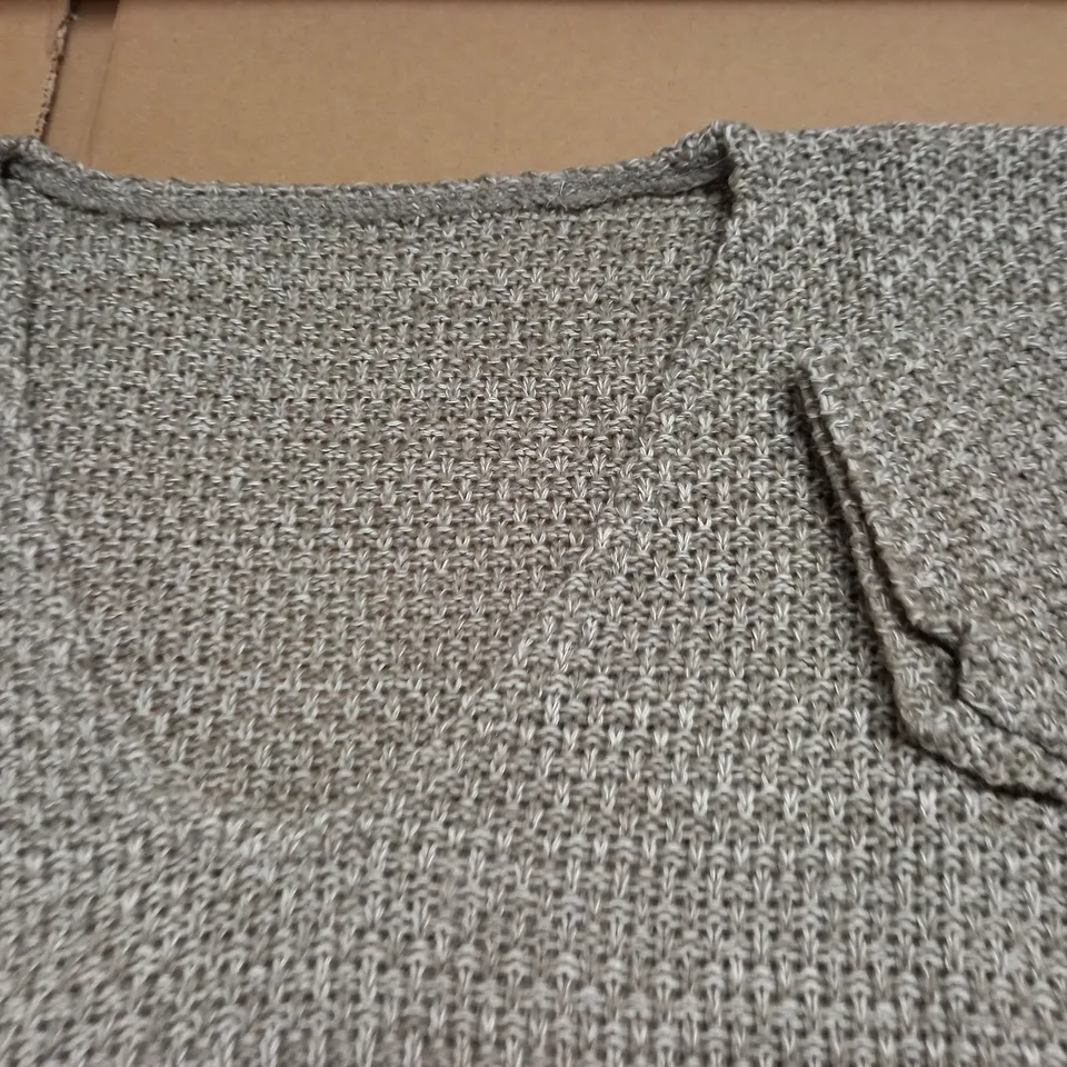 LOT OF APPROXIMATELY 28 V-NECK KNIT JUMPERS - SIZE UNSPECIFIED