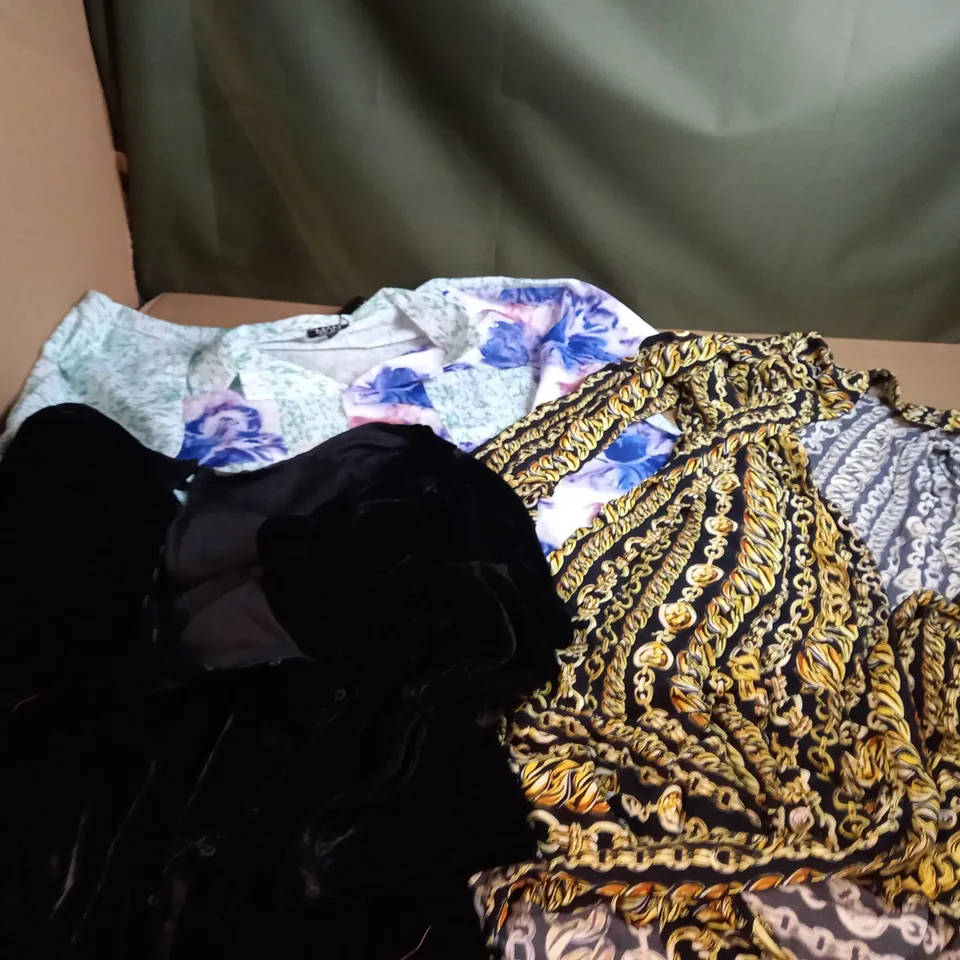 LOT OF APPROX 20 ASSORTED CLOTHING ITEMS VARYING IN SIZE/COLOUR/STYLE TO INCLUDE: TROUSERS, DRESSES, TOPS