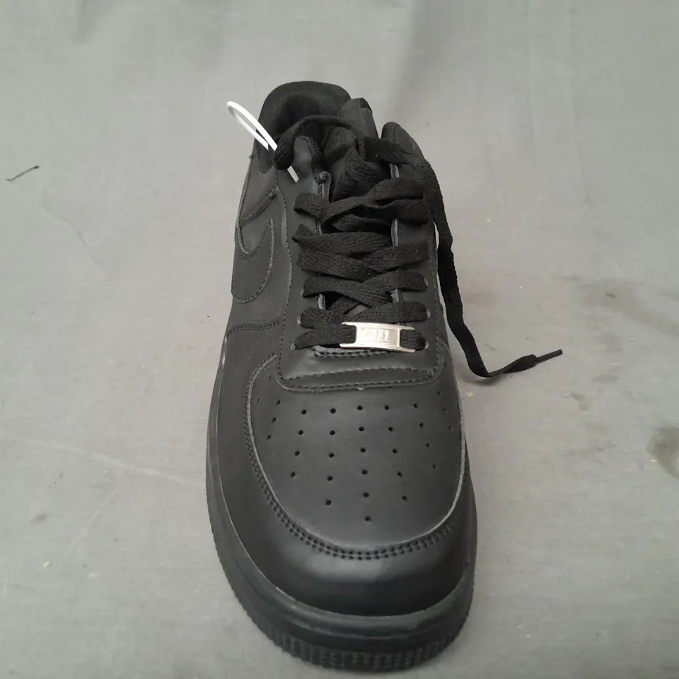 PAIR OF NIKE AIR FORCE 1 SHOES IN BLACK UK SIZE 8.5