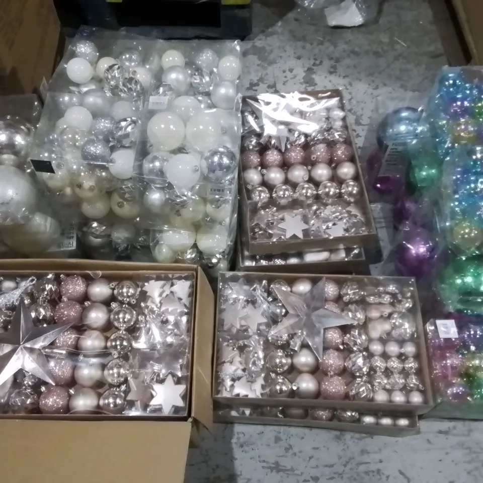 LOT OF APPROXIMATELY 30 ASSORTED PACKS OF BAUBLES