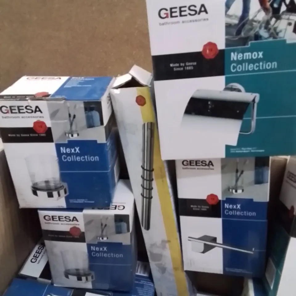 MIXED BOX OF BOXED BATHROOM FIXTURES // TOILET ROLL DISPENSERS, GLASS HOLDERS, BOTTLE HOLDERS, SOAP DISHES ECT. 