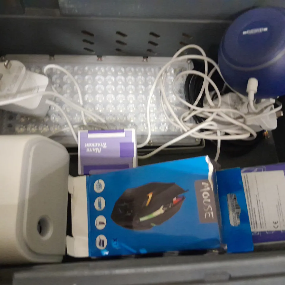 LOT OF APPROXIMATELY 13 ASSORTED TECH ITEMS TO INCLUDE GAME TV BOX, ILLUMINATING MAGNIFYING GLASS AND CARBON MONOXIDE ALARM