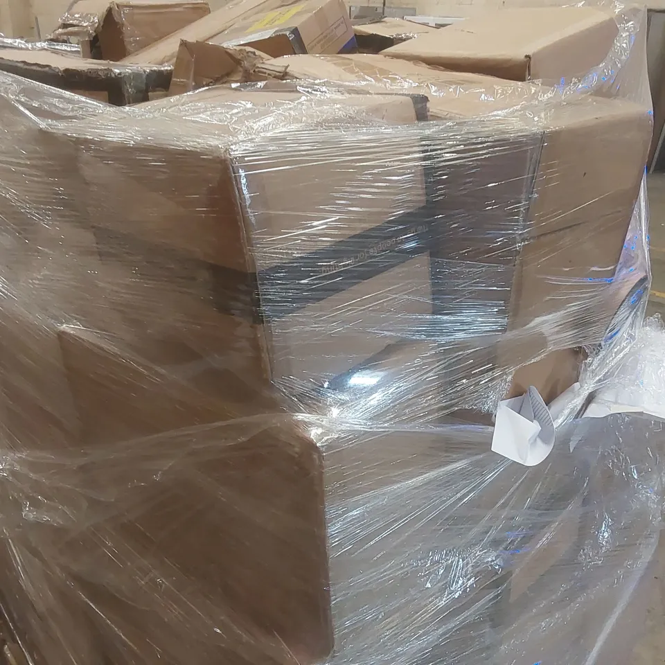 PALLET CONTAINING A VERY LARGE QUANTITY OF ASSORTED LIGHTING ITEMS