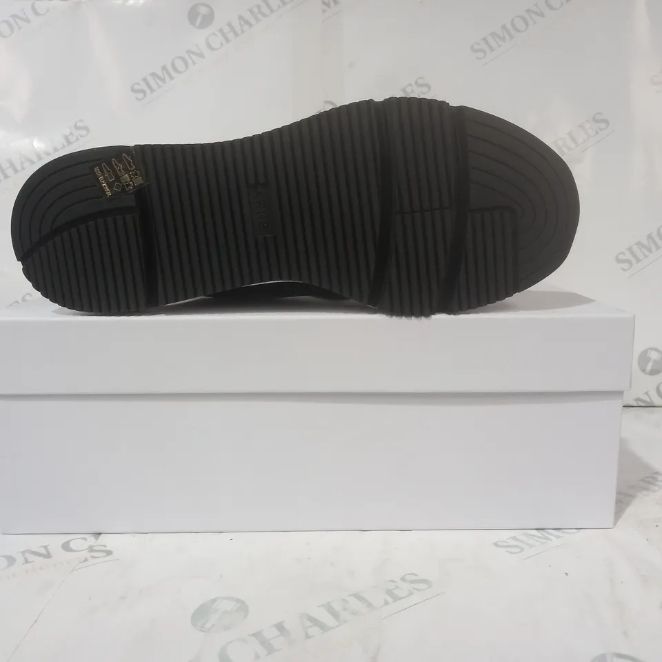 BOXED PAIR OF ARNE FLEX RUNNER SHOES IN BLACK UK SIZE 8