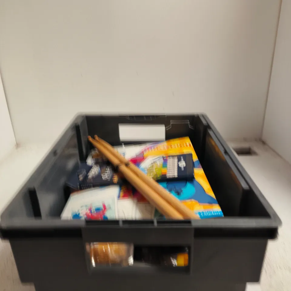 TOTE OF APPROXIMATELY 15 ASSORTED TOY/GAME ITEMS TO INCLUDE DRUM STICKS, DISNEY LILO AND STITCH MESS FREE COLOURING, HELIX OXFORD PENCILS, PLAY DOH ETC
