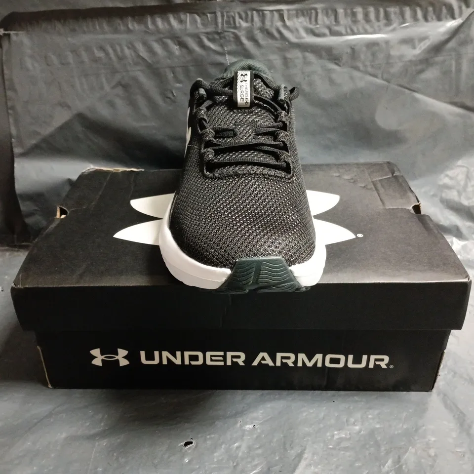 BOXED PAIR OF UNDER ARMOUR CHARGED SURGE TRAINERS IN BLACK SIZE UK 8