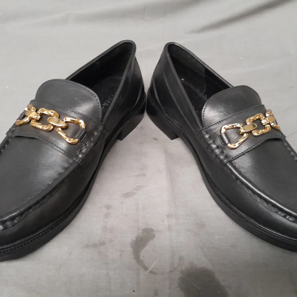 BOXED PAIR OF TOPSHOP LOAFERS IN BLACK W. GOLD EFFECT CHAIN SIZE 6