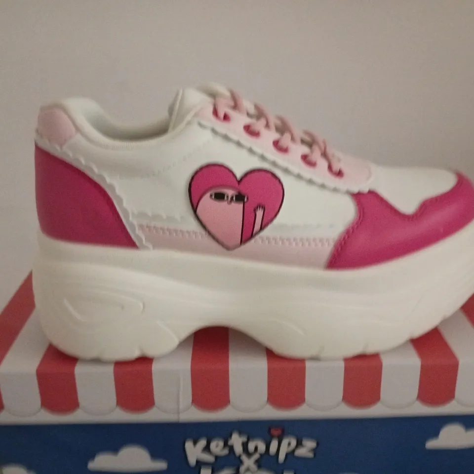 BOXED PAIR OF KETNIPZ X KOI LOVEABLE ANTICS TRAINERS - PINK - US SIZE 8