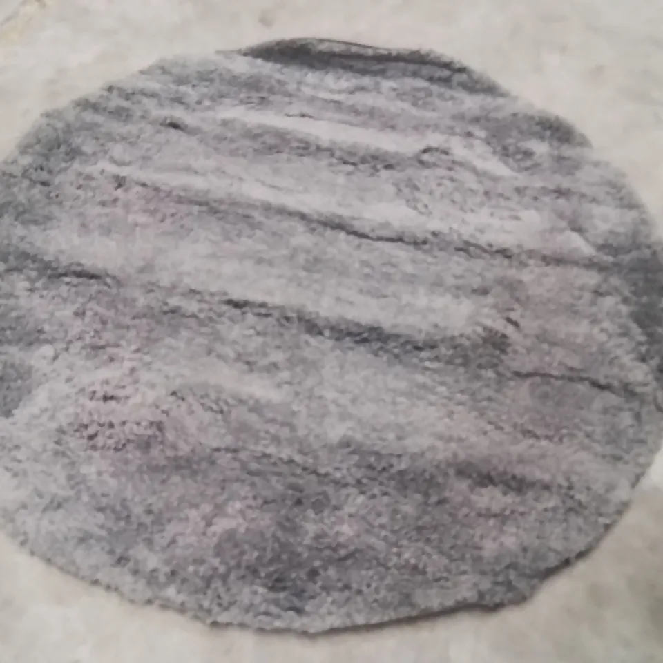 QUALITY DESIGNER AREA RUG - APPROXIMATELY 130X130CM